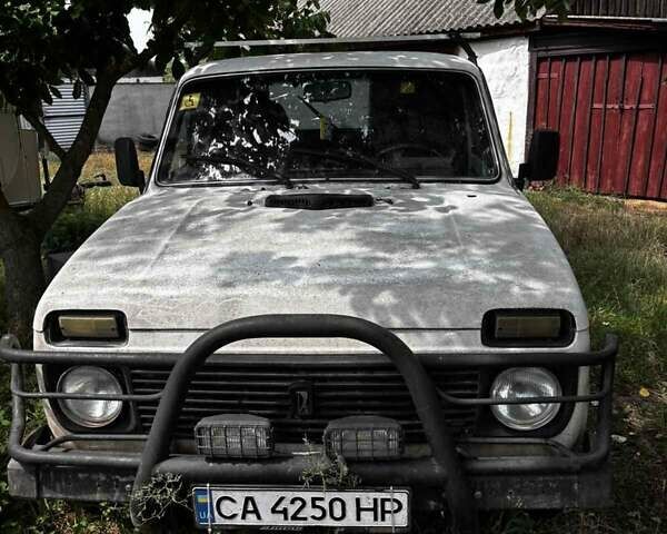 Білий ВАЗ 21213 Niva, об'ємом двигуна 1.69 л та пробігом 250 тис. км за 1041 $, фото 1 на Automoto.ua