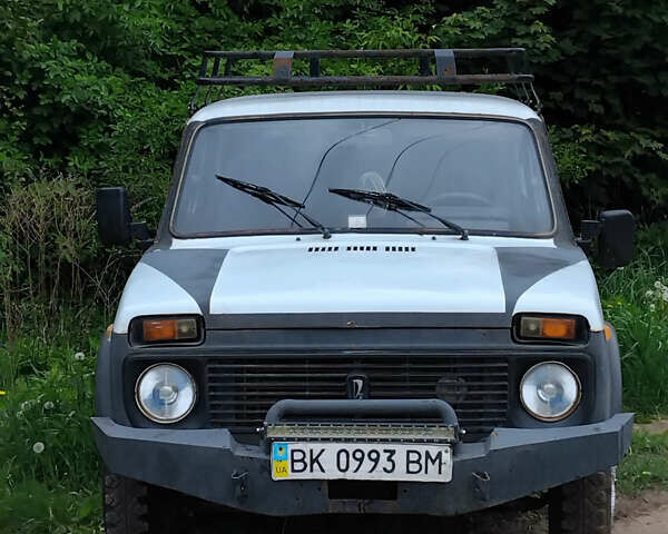 Белый ВАЗ 21213 Niva, объемом двигателя 1.6 л и пробегом 150 тыс. км за 2500 $, фото 1 на Automoto.ua