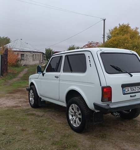 Білий ВАЗ 21213 Niva, об'ємом двигуна 1.7 л та пробігом 290 тис. км за 3500 $, фото 1 на Automoto.ua
