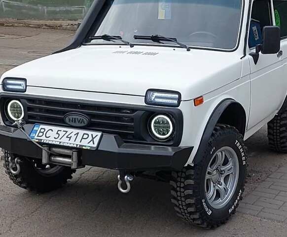 Белый ВАЗ 21213 Niva, объемом двигателя 1.7 л и пробегом 164 тыс. км за 5500 $, фото 1 на Automoto.ua