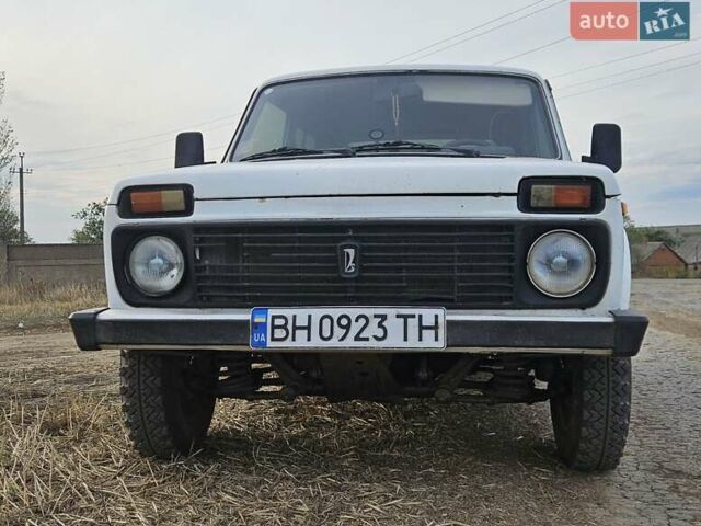 Белый ВАЗ 21213 Niva, объемом двигателя 1.57 л и пробегом 150 тыс. км за 3000 $, фото 1 на Automoto.ua