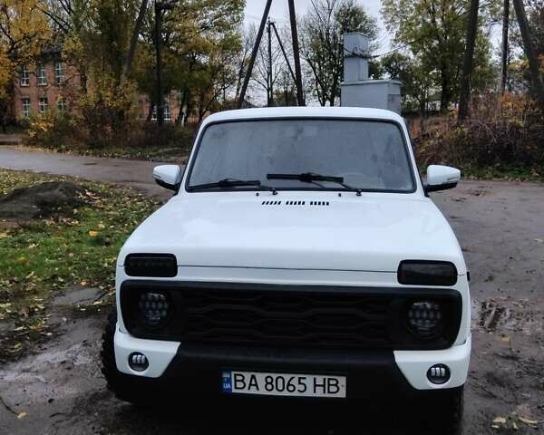 Белый ВАЗ 21213 Niva, объемом двигателя 1.7 л и пробегом 140 тыс. км за 5200 $, фото 1 на Automoto.ua