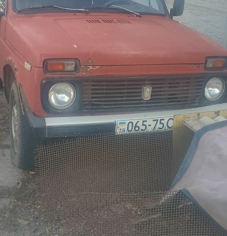 Красный ВАЗ 21213 Niva, объемом двигателя 1.6 л и пробегом 300 тыс. км за 384 $, фото 1 на Automoto.ua