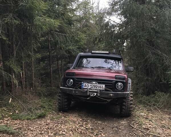Красный ВАЗ 21213 Niva, объемом двигателя 1.7 л и пробегом 100 тыс. км за 3800 $, фото 1 на Automoto.ua