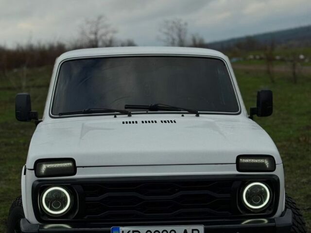 Белый ВАЗ 21214, объемом двигателя 1.7 л и пробегом 350 тыс. км за 3500 $, фото 1 на Automoto.ua