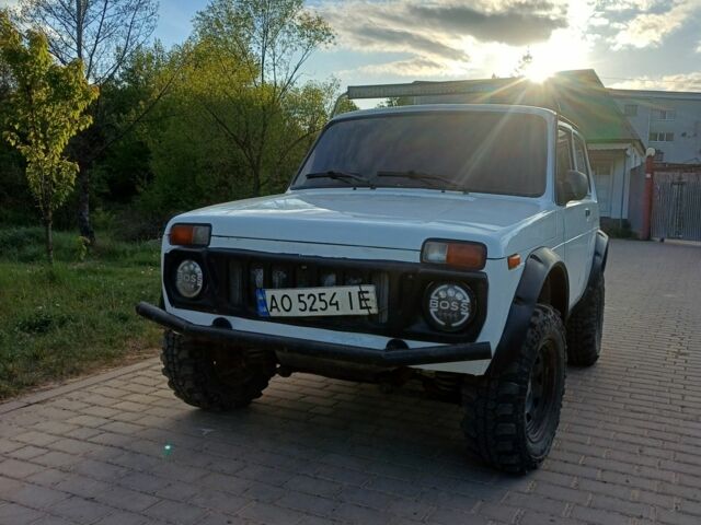 Белый ВАЗ 21214, объемом двигателя 1.7 л и пробегом 50 тыс. км за 5000 $, фото 1 на Automoto.ua