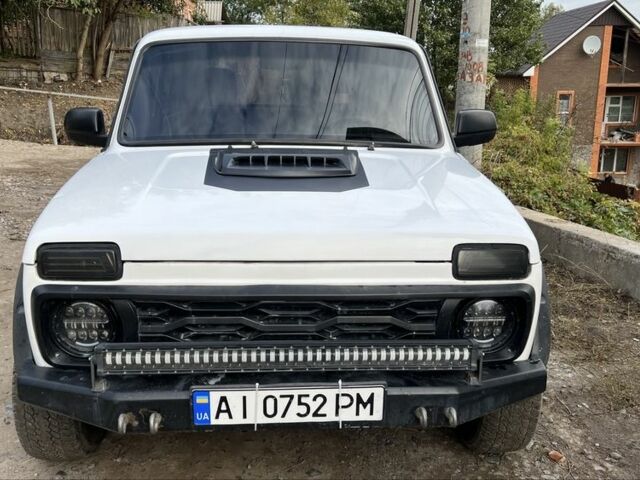 Белый ВАЗ 21214, объемом двигателя 1.6 л и пробегом 150 тыс. км за 3300 $, фото 1 на Automoto.ua