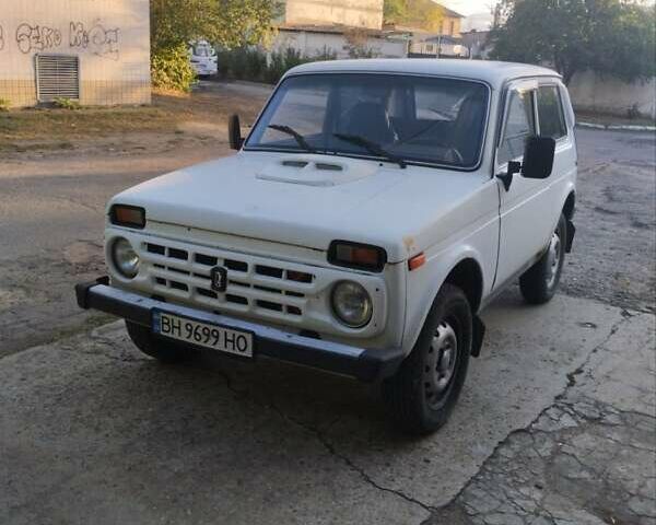 Белый ВАЗ 21214, объемом двигателя 1.7 л и пробегом 335 тыс. км за 2800 $, фото 1 на Automoto.ua