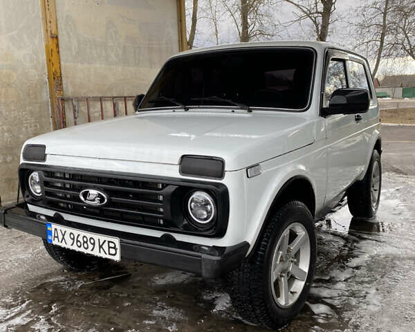 Белый ВАЗ 21214, объемом двигателя 1.7 л и пробегом 87 тыс. км за 6400 $, фото 1 на Automoto.ua