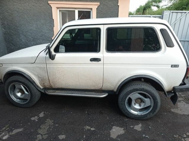 Белый ВАЗ 21214, объемом двигателя 1 л и пробегом 150 тыс. км за 2200 $, фото 1 на Automoto.ua