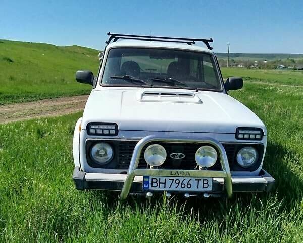 Белый ВАЗ 21214, объемом двигателя 1.7 л и пробегом 105 тыс. км за 3800 $, фото 1 на Automoto.ua