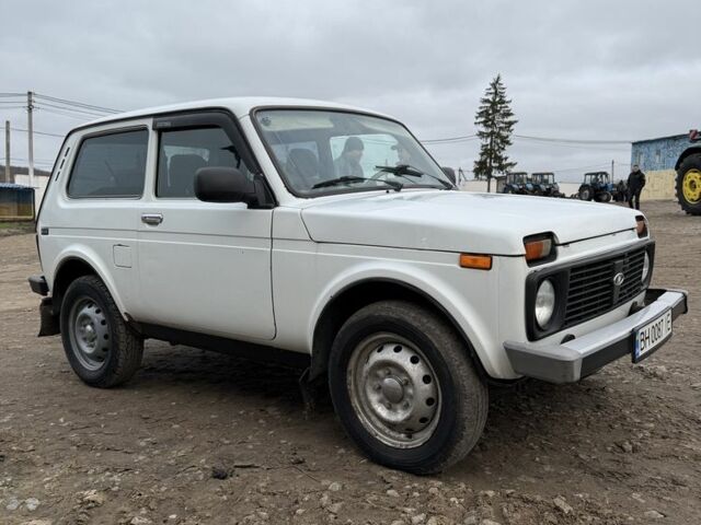 Белый ВАЗ 21214, объемом двигателя 1.7 л и пробегом 220 тыс. км за 3999 $, фото 1 на Automoto.ua