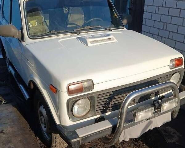 Белый ВАЗ 21214, объемом двигателя 1.7 л и пробегом 77 тыс. км за 5800 $, фото 1 на Automoto.ua