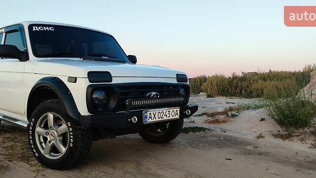 Белый ВАЗ 21214, объемом двигателя 1.69 л и пробегом 190 тыс. км за 6800 $, фото 1 на Automoto.ua