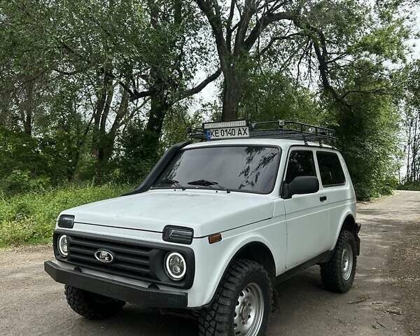 Белый ВАЗ 21214, объемом двигателя 1.7 л и пробегом 270 тыс. км за 4999 $, фото 1 на Automoto.ua