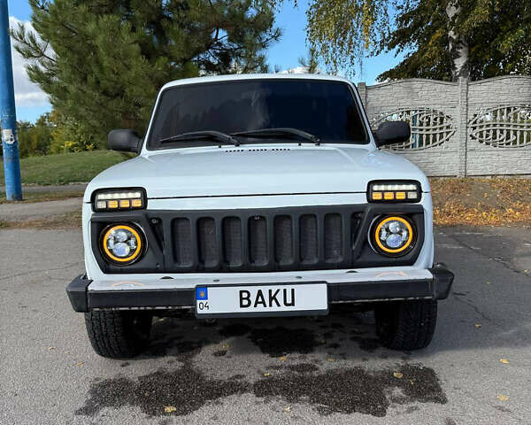 Белый ВАЗ 21214, объемом двигателя 1.7 л и пробегом 87 тыс. км за 6300 $, фото 1 на Automoto.ua