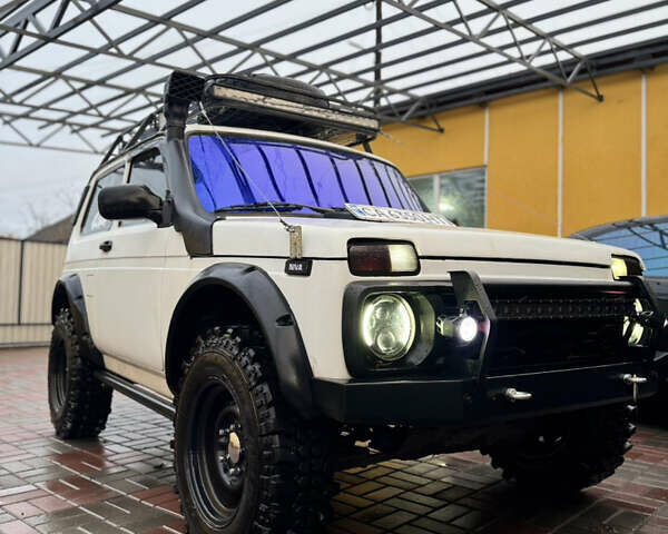 Белый ВАЗ 21214, объемом двигателя 1.7 л и пробегом 110 тыс. км за 6000 $, фото 1 на Automoto.ua