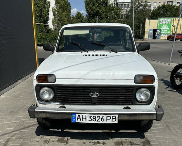 Белый ВАЗ 21214, объемом двигателя 1.69 л и пробегом 180 тыс. км за 4000 $, фото 1 на Automoto.ua