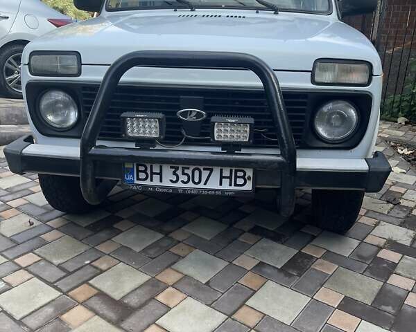 Білий ВАЗ 21214, об'ємом двигуна 1.69 л та пробігом 75 тис. км за 6800 $, фото 1 на Automoto.ua