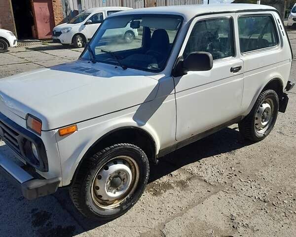 Белый ВАЗ 21214, объемом двигателя 1.69 л и пробегом 190 тыс. км за 3500 $, фото 1 на Automoto.ua