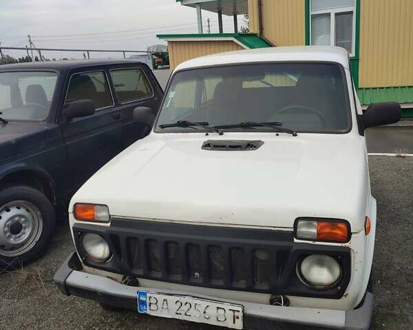 Білий ВАЗ 21214, об'ємом двигуна 1.7 л та пробігом 300 тис. км за 2421 $, фото 1 на Automoto.ua