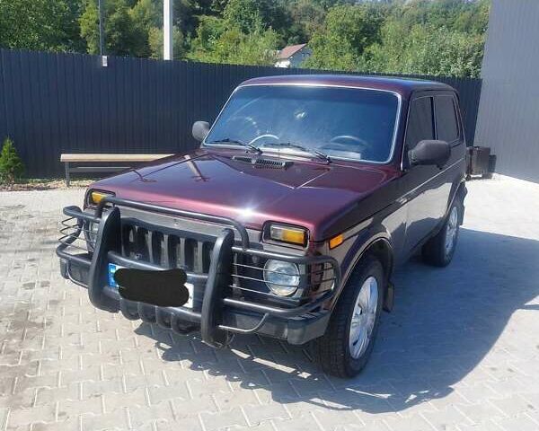 Красный ВАЗ 21214, объемом двигателя 1.7 л и пробегом 290 тыс. км за 3300 $, фото 1 на Automoto.ua