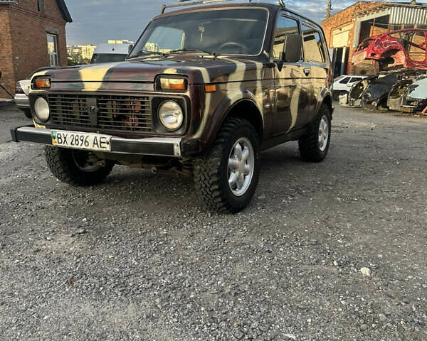 Красный ВАЗ 21214, объемом двигателя 1.7 л и пробегом 185 тыс. км за 4200 $, фото 1 на Automoto.ua