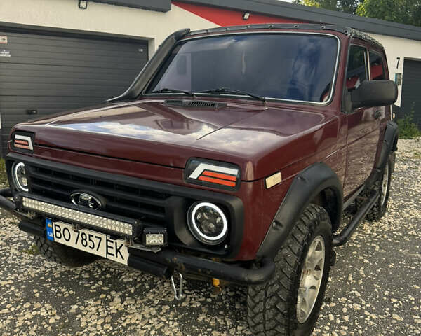 Красный ВАЗ 21214, объемом двигателя 1.7 л и пробегом 186 тыс. км за 4200 $, фото 1 на Automoto.ua