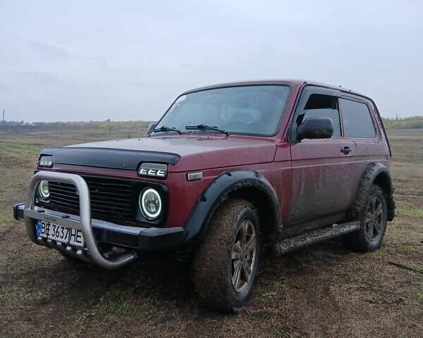 Красный ВАЗ 21214, объемом двигателя 1.69 л и пробегом 200 тыс. км за 4500 $, фото 1 на Automoto.ua