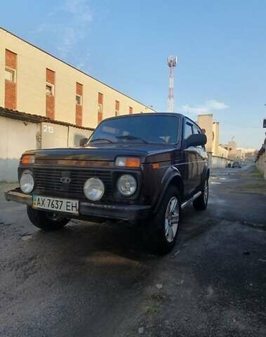 Красный ВАЗ 21214, объемом двигателя 1.69 л и пробегом 105 тыс. км за 3500 $, фото 1 на Automoto.ua