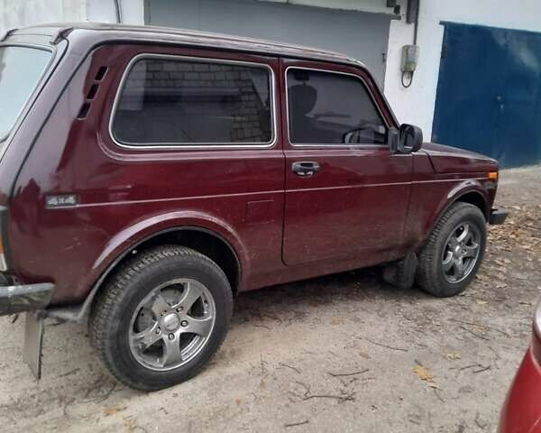 Красный ВАЗ 21214, объемом двигателя 1.7 л и пробегом 291 тыс. км за 3700 $, фото 1 на Automoto.ua