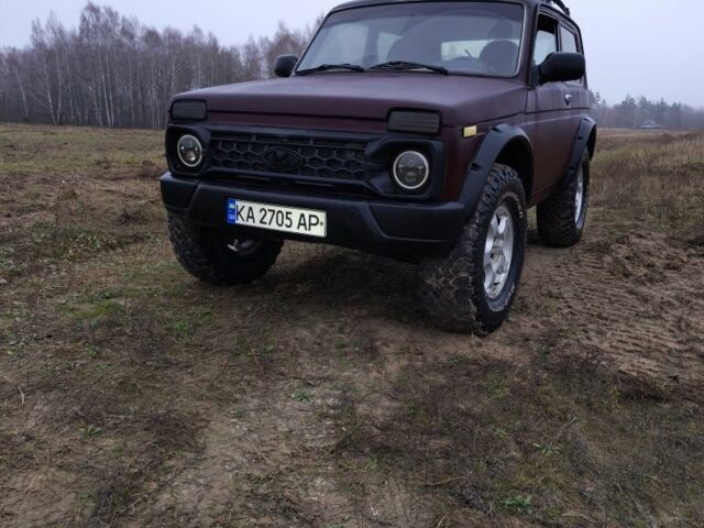 Красный ВАЗ 21214, объемом двигателя 1.7 л и пробегом 223 тыс. км за 3500 $, фото 1 на Automoto.ua