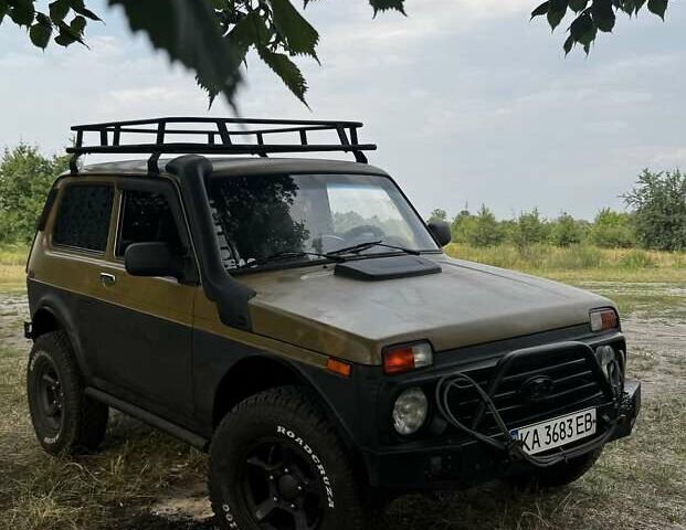 Красный ВАЗ 21214, объемом двигателя 1.7 л и пробегом 210 тыс. км за 3500 $, фото 1 на Automoto.ua