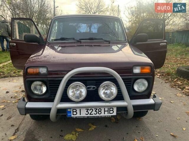 Красный ВАЗ 21214, объемом двигателя 1.69 л и пробегом 142 тыс. км за 5200 $, фото 1 на Automoto.ua