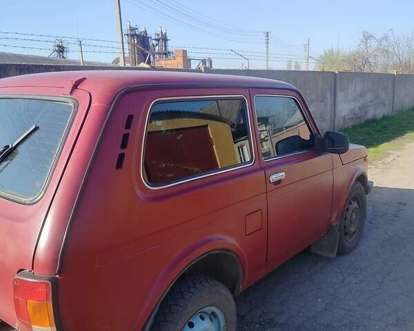 Красный ВАЗ 21214, объемом двигателя 1.7 л и пробегом 260 тыс. км за 3200 $, фото 1 на Automoto.ua