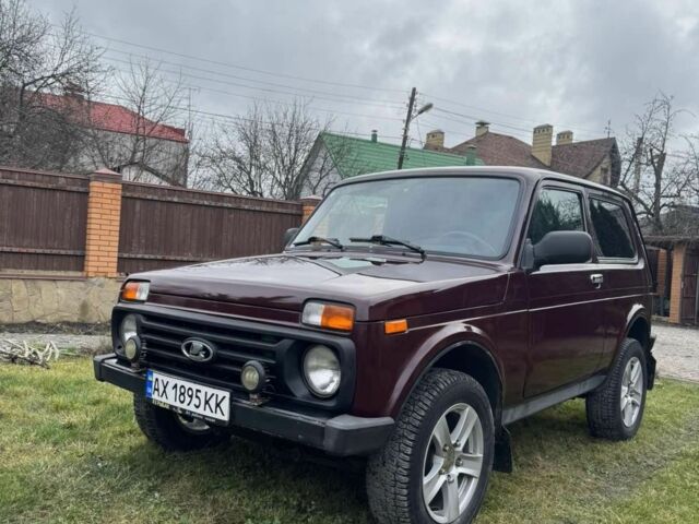 Красный ВАЗ 21214, объемом двигателя 1.7 л и пробегом 160 тыс. км за 5500 $, фото 1 на Automoto.ua