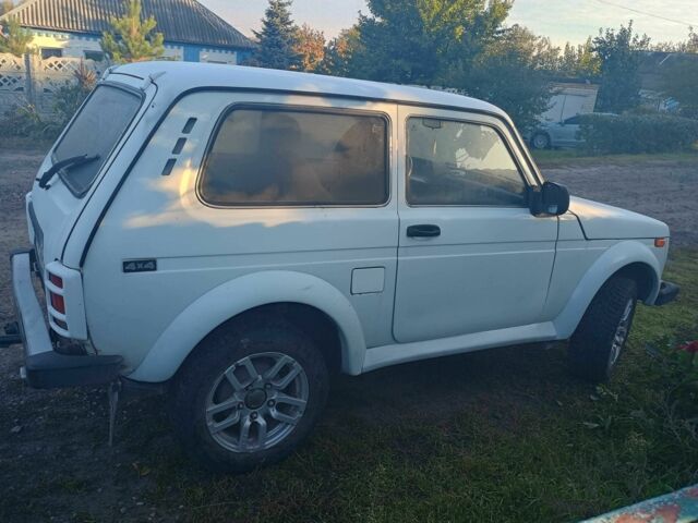 Белый ВАЗ 2123 Niva, объемом двигателя 1.7 л и пробегом 100 тыс. км за 2000 $, фото 1 на Automoto.ua