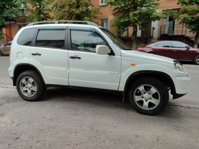 Белый ВАЗ 2123 Niva, объемом двигателя 1.7 л и пробегом 163 тыс. км за 3700 $, фото 1 на Automoto.ua