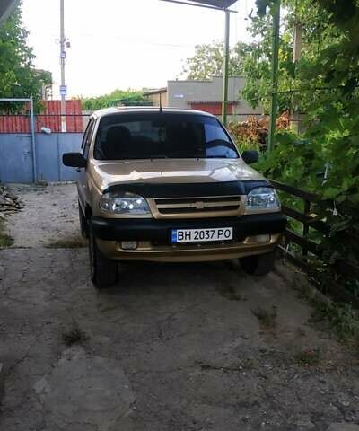 Бежевый ВАЗ 2123 Niva, объемом двигателя 1.69 л и пробегом 100 тыс. км за 4500 $, фото 1 на Automoto.ua