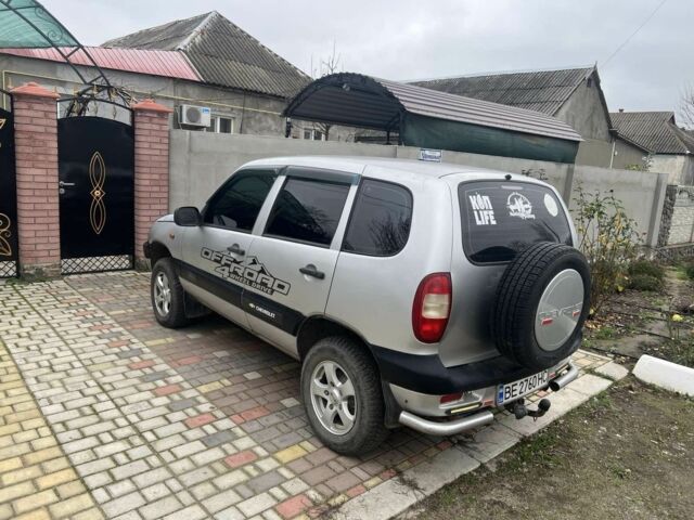 Серый ВАЗ 2123 Niva, объемом двигателя 1.7 л и пробегом 100 тыс. км за 3500 $, фото 1 на Automoto.ua