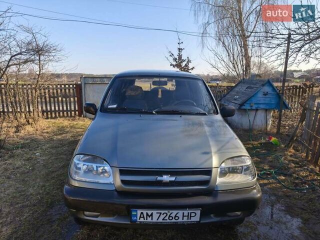 Серый ВАЗ 2123 Niva, объемом двигателя 1.69 л и пробегом 179 тыс. км за 3100 $, фото 1 на Automoto.ua