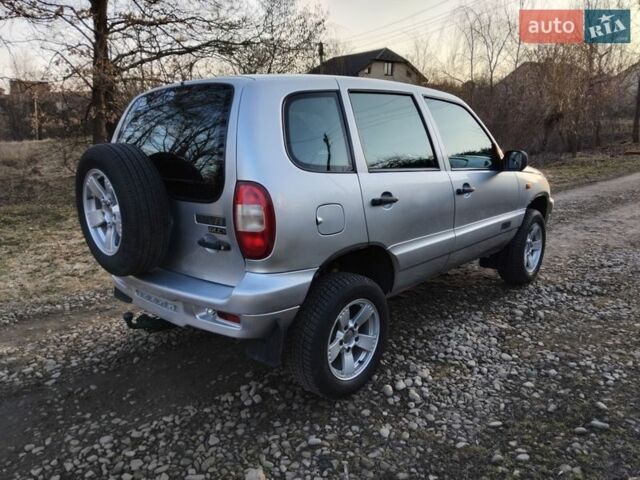 Серый ВАЗ 2123 Niva, объемом двигателя 1.69 л и пробегом 326 тыс. км за 3700 $, фото 1 на Automoto.ua