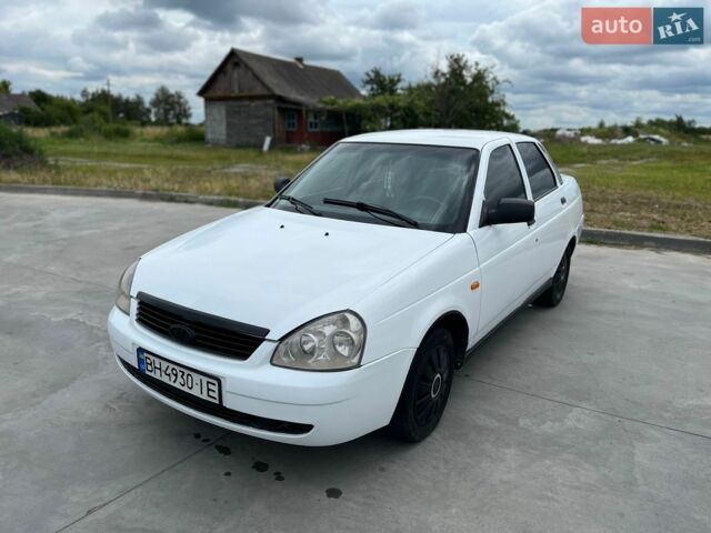 Белый ВАЗ 2170 Priora, объемом двигателя 1.6 л и пробегом 300 тыс. км за 1600 $, фото 1 на Automoto.ua