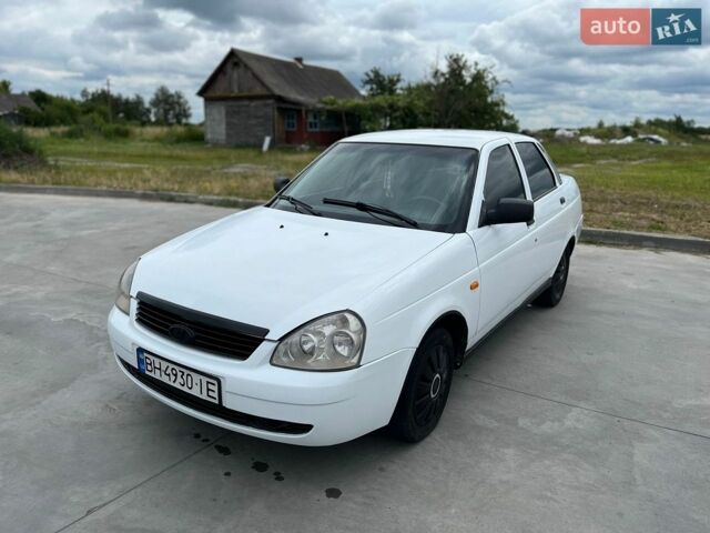 Белый ВАЗ 2170 Priora, объемом двигателя 1.6 л и пробегом 300 тыс. км за 1800 $, фото 1 на Automoto.ua
