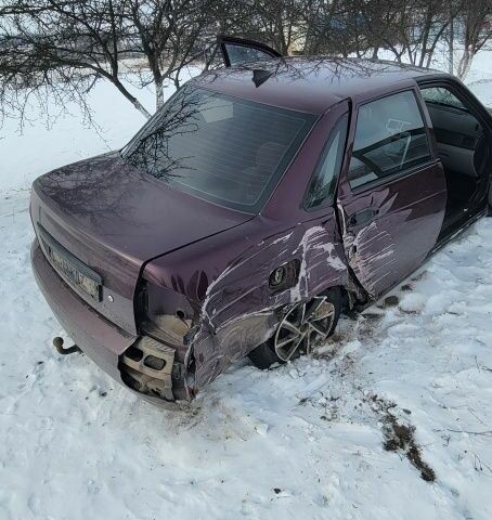 Червоний ВАЗ 2170 Priora, об'ємом двигуна 0 л та пробігом 272 тис. км за 800 $, фото 1 на Automoto.ua