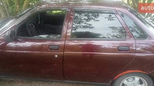 Красный ВАЗ 2170 Priora, объемом двигателя 1.6 л и пробегом 160 тыс. км за 2100 $, фото 1 на Automoto.ua