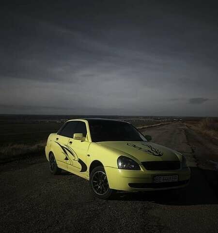 Желтый ВАЗ 2170 Priora, объемом двигателя 1.6 л и пробегом 200 тыс. км за 2400 $, фото 1 на Automoto.ua