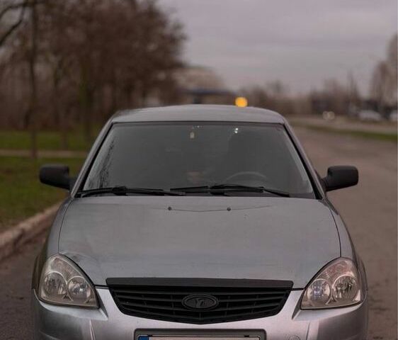 Серый ВАЗ 2170 Priora, объемом двигателя 1.6 л и пробегом 198 тыс. км за 2000 $, фото 1 на Automoto.ua