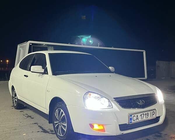 Белый ВАЗ 2172 Priora, объемом двигателя 1.6 л и пробегом 151 тыс. км за 3900 $, фото 1 на Automoto.ua