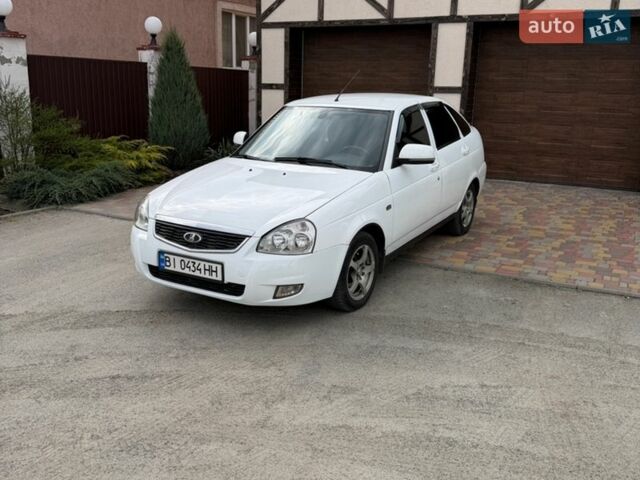 Белый ВАЗ 2172 Priora, объемом двигателя 1.6 л и пробегом 105 тыс. км за 3500 $, фото 1 на Automoto.ua